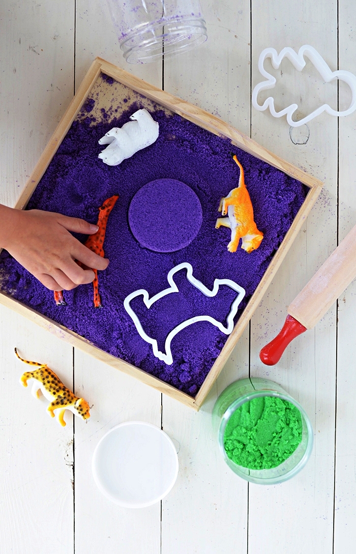 comment fabriquer du sable magique coloré, bac sensoriel pour enfant avec du sable violet à modeler