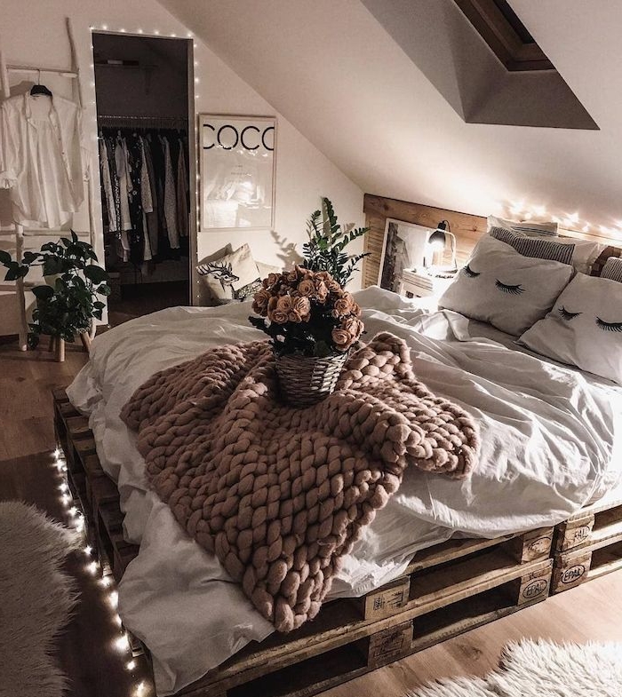 lumière tamisée pour une deco chambre romantique, plaid grosses mailles rose poudré, labriquer un lit en palette pour deco cocooning, amenagement sous pente