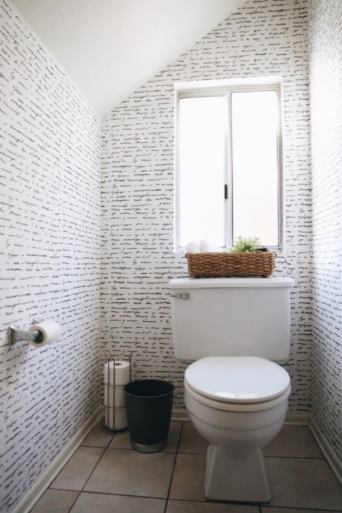 idée papier peint toilette, aménagement petit espace en couleurs clairs, modèle toilette sous pente en blanc