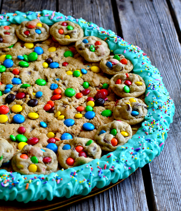 recette cookie géant facile avec pate a cookie et deco bordure de cookies aux mms bonbons colorés de chocolat et bordure de crème verte aux vermicelles de sucre