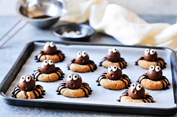 idée de dessert pour halloween, recette de cookies au beurre de cacahuète façon araignées d'halloween
