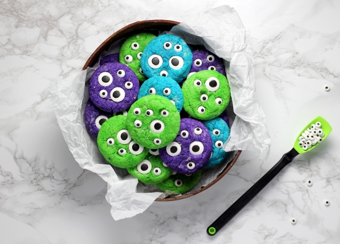 cookies-effrayants-oeil-terrifiant-sorcière-photo-halloween-surface-marbre-recette-halloween-cookies-colorés-aux-yeux-mobiles dessert Halloween facile à faire soi-même, biscuits fait maison au chocolat pour halloween, wallpaper avec cookies Halloween