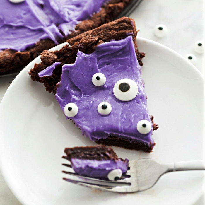 dessert rapide pour le repas halloween, recette de cookie géant façon monstre d'halloween au chocolat et son glaçage coloré violet