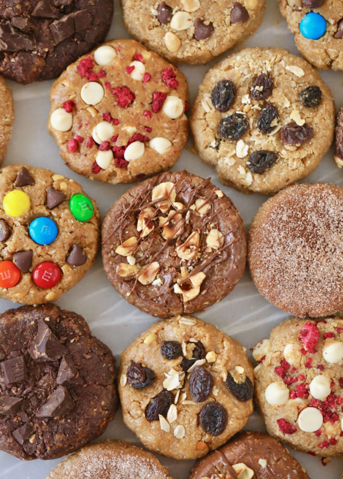 cookies healthy au beurre de cacahuète, farine d avoine, sel, mims, raisins, chocolat et autres toppings