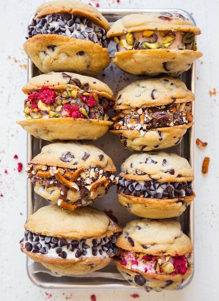 sanswiches burgers de biscuits avec de la glace à la vanille et toppings pepites de chocolat, bretzels, pistaches, framboise, recette cookies americain originale