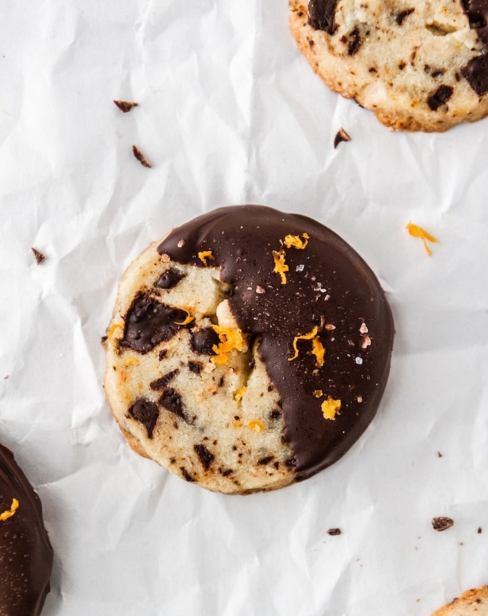 cookies pepite chocolat simple, cookie trempée dans couverture de chocolat avec orange rapé