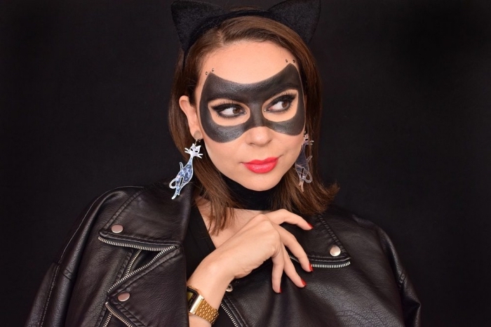 comment se déguiser pour Halloween dernière minute, exemple de maquillage catwoman avec masque peinture visage