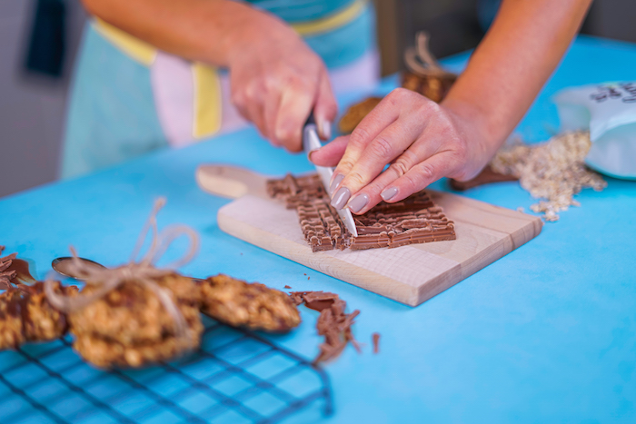 cookies flacon d avoine recette simple, comment couper le chocolat en copeaux de chocolat d un couteau