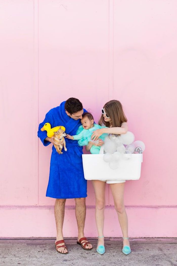 Rose mur photo, couple avec son bébé et le chien, prendre une baignoire déguisement halloween fait maison, idée costume halloween