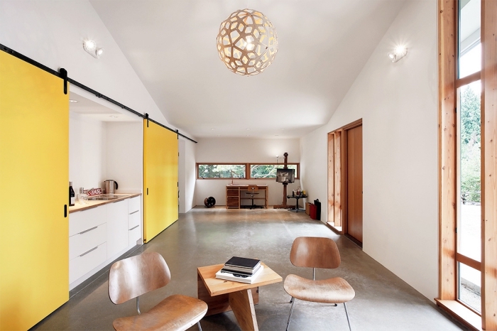 agencement cuisine étroite de style contemporain en blanc et jaune avec accent bois, exemple aménagement grange