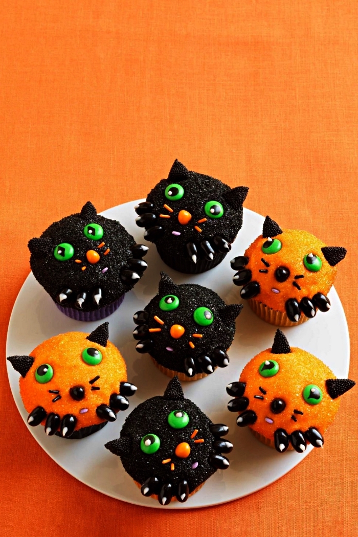 cupcakes chats d'halloween au décor en sucre coloré, recette gateau halloween maternelle à faire avec les enfants