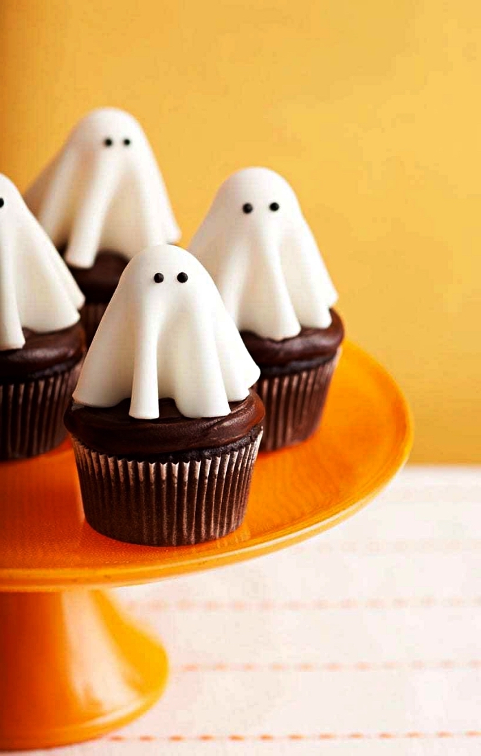 deco gateau halloween de fantômes en pâte d'amande, cupcakes fantômes d'halloween au chocolat 