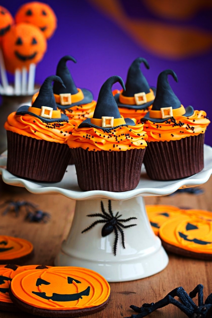 cupcakes sorcières au glaçage de crème beurre orange décoré de chapeaux en pâte à sucre, idée de petits gâteaux individuels pour le repas halloween