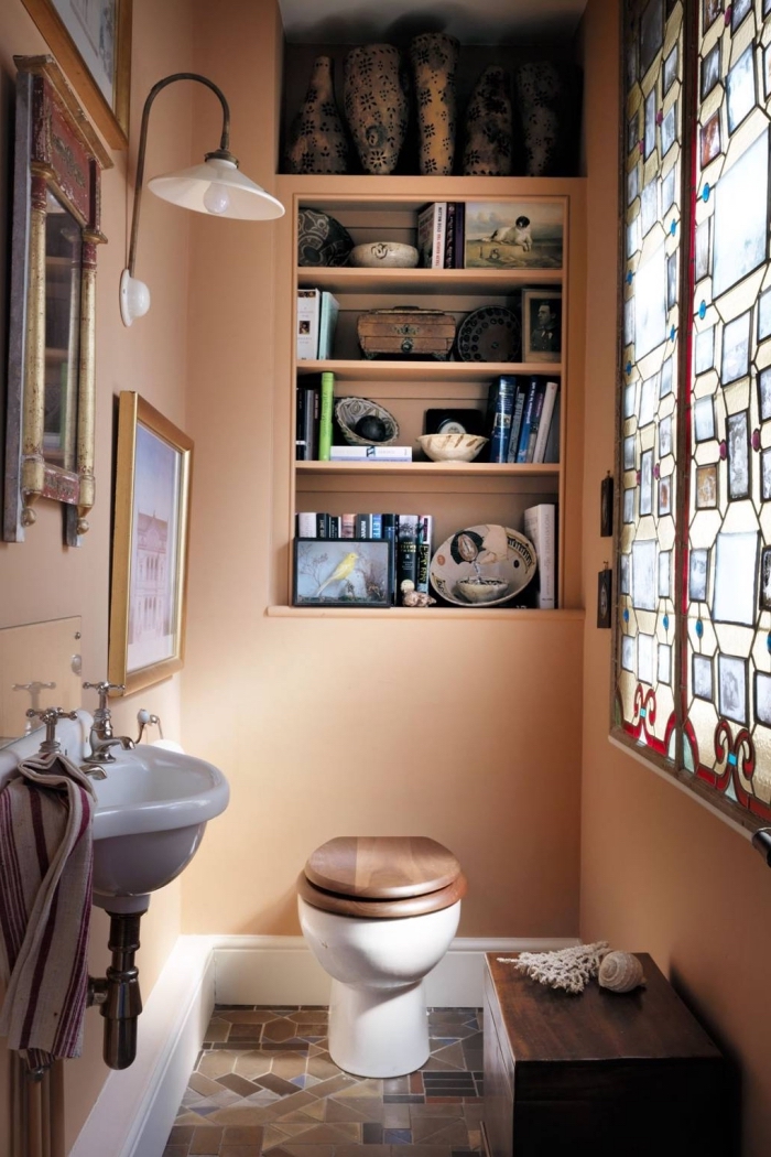 exemple comment refaire ses toilettes avec peinture tendance, décoration murale avec cadres photos retro style