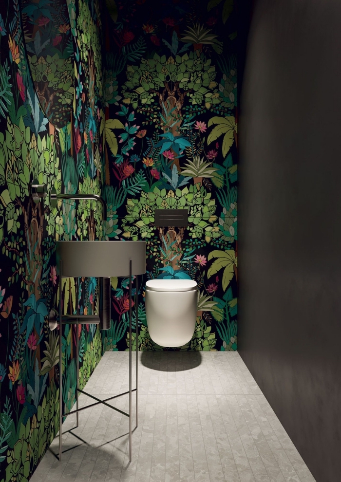 quelle peinture toilette tendance, modèle de petite salle wc avec mur gris anthracite et habillage mural en papier peint tropical