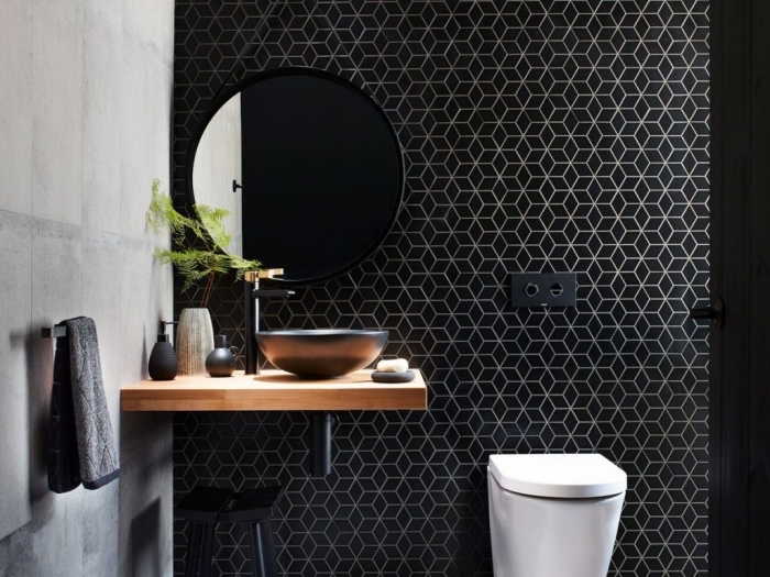 idee deco wc à design contemporain avec mur à effet ciment, modèle carrelage motifs hexagonaux en noir et argent