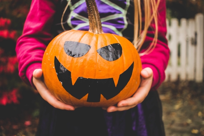 décoration-citrouille-halloween-déguisement-enfant-pour-la-fête-halloween-costume-enfant-sculpture-jack-o-lanterne diy lanterne Jack'o à faire soi-même, activité manuelle facile pour Halloween, DIY citrouille halloween dessin couleur noir visage avec stickers autocollants