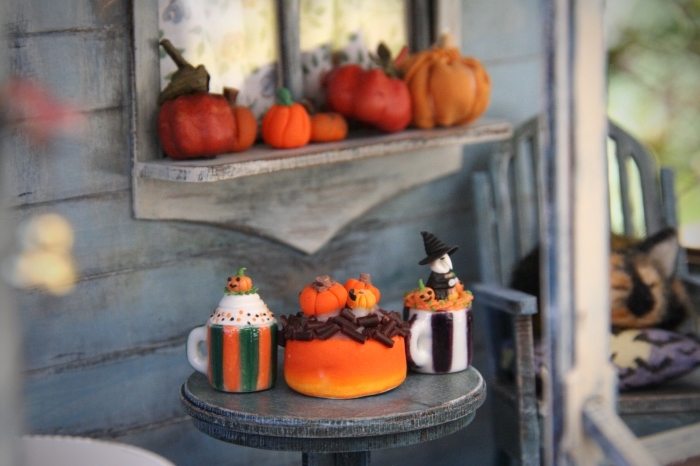 décoration-véranda-pour-halloween-2019-avec-citrouilles-tasse-gâteau-halloween-table-bois-chaise-bois-fête-halloween activité manuelle facile et rapide pour Halloween, comment décorer son extérieur pour Halloween, image halloween