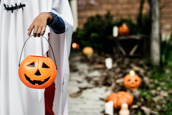 déguisement-enfant-en-fantôme-avec-drap-blanc-citrouille-halloween-lanterne-décoration-jardin-avec-citrouilles bricolage Halloween facile et rapide, faire des lanternes Jack'O pour halloween, idée fond ecran halloween PC