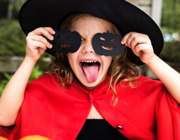 déguisement-hallowen-pour-enfant-chapeau-pointu-sourcière-fond-d-écran-halloween-fille-citrouille-noire-en-papier comment s'habiller pour Halloween, idée déguisement petite fille en sorcière pour Halloween, image halloween