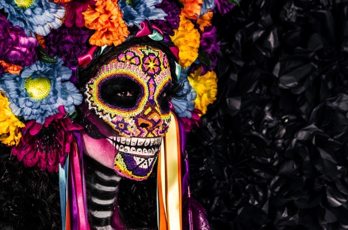 déguisement-pour-halloween-masque-maquillage-halloween-visage-femme-motifs-floraux-couronne-florale-fond-ecran-halloween comment se masquer pour halloween, idée maquillage terrifiant pour femme avec dessins visage et couronne florale