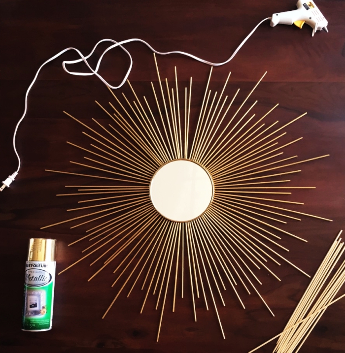comment faire un miroir soleil doré avec peinture aérosol, tuto facile et rapide, bricolage miroir avec bâtonnets bois et peinture dorée
