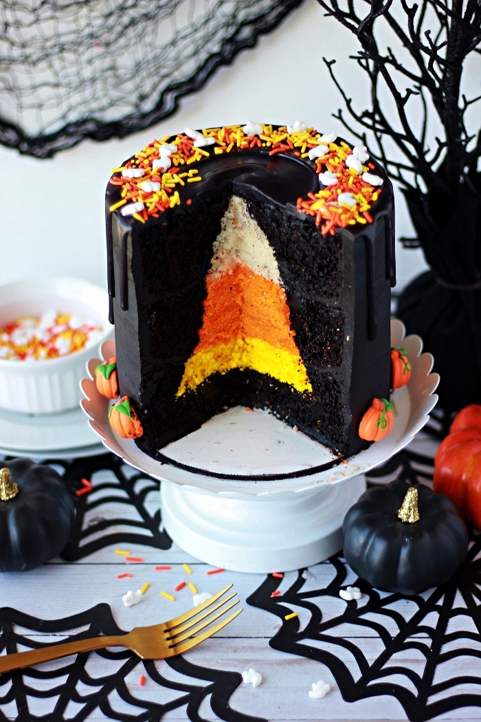 layer cake noir coeur surprise façon graine de maïs, gateau d'halloween original au glaçage noir et coeur surprise