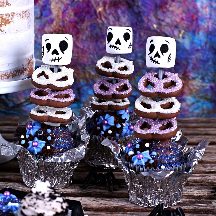 idée de dessert facile et original pour le menu halloween, des cupcakes squelettes aux biscuits et à la guimauve