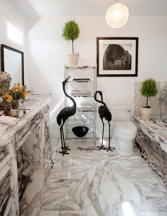 carrelage toilette marbre, décoration wc de style luxueux aux murs blancs avec revêtement sol marbre blanc et gris