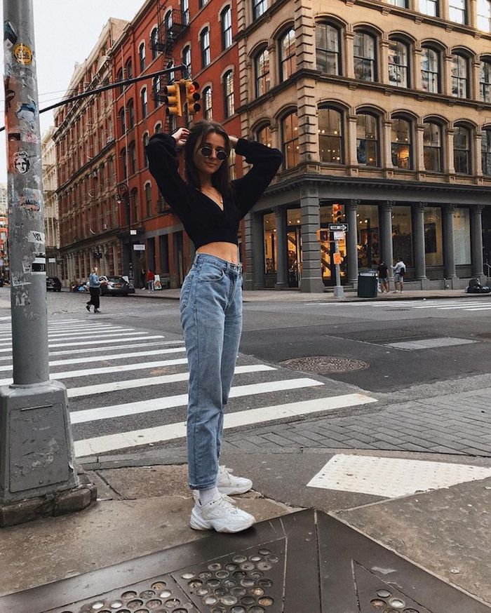 Jean taille haute et basket blanches, photo de new york, femme bien habillée, pantalon en jean style carotte, comment porter un pantalon taille haute femme