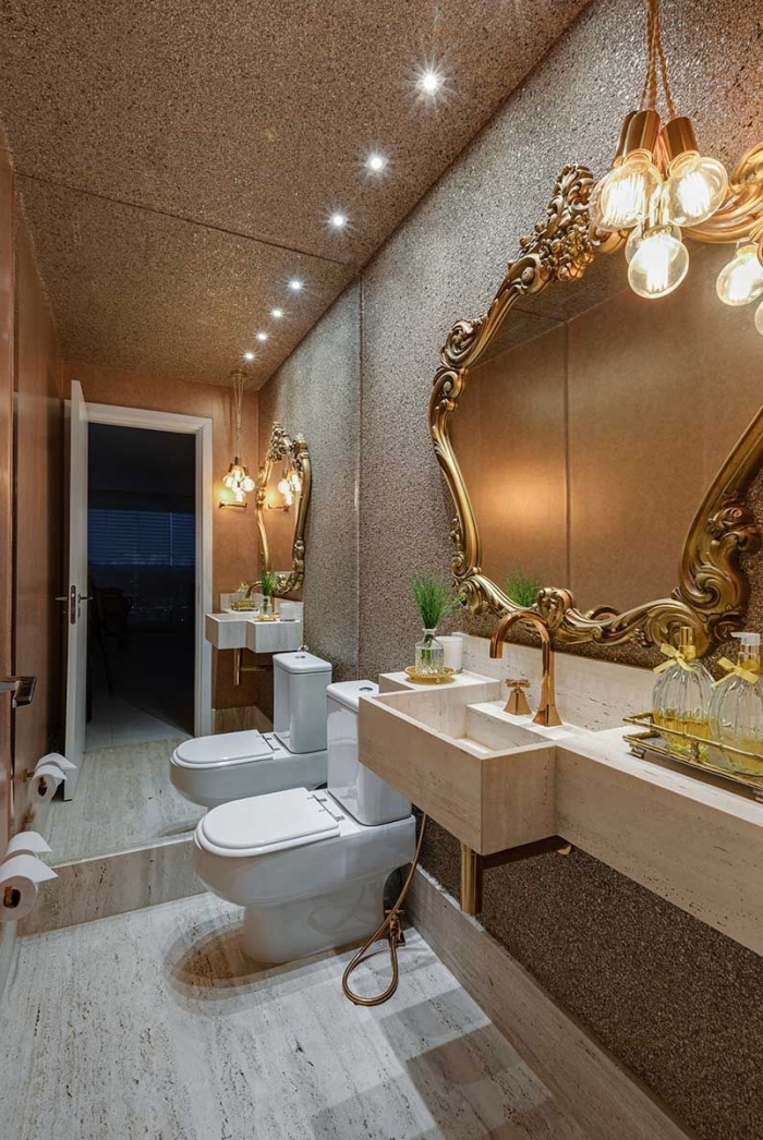 idee deco wc moderne avec mur miroir et éclairage plafond spots led, déco toilette en couleurs neutres avec accents métal