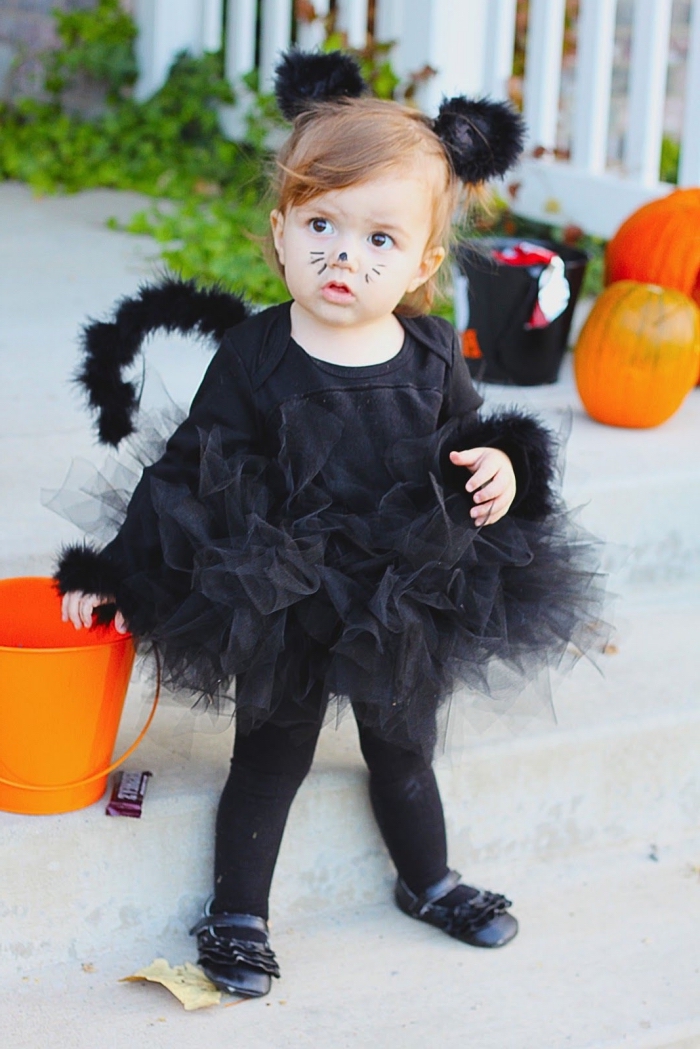diy costume enfant pour halloween, idée déguisement petite fille en chat noir pour la fête d'Halloween, maquillage simple halloween