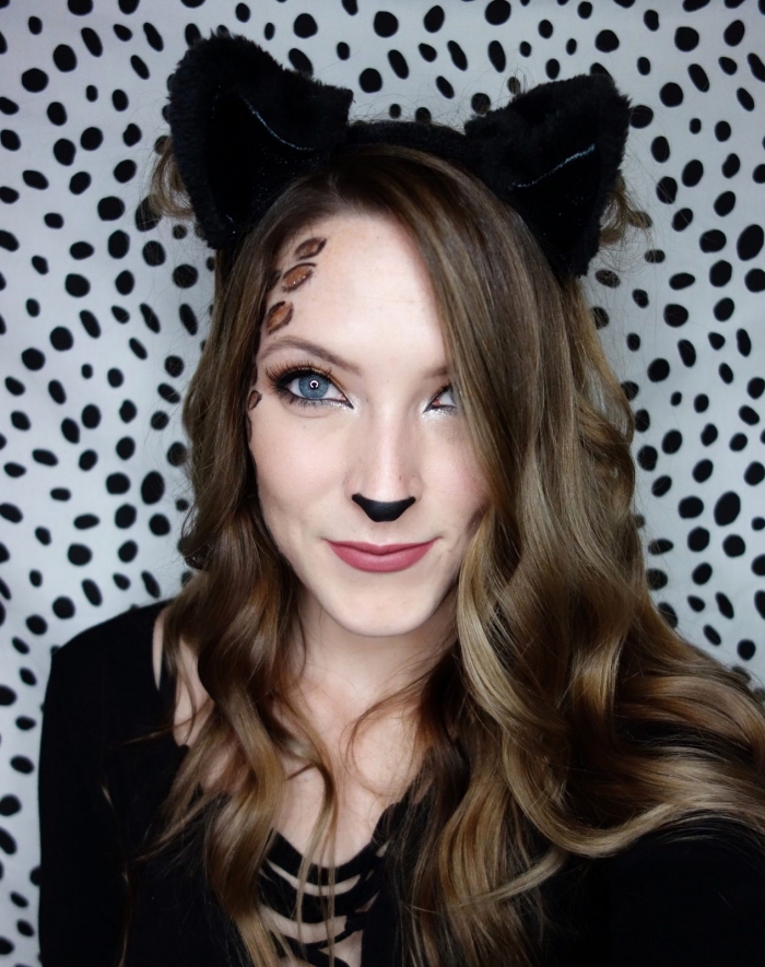 exemple de maquillage chat halloween, technique maquillage facile à faire avec fards à paupières et eyeliner noir
