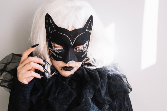 maquillage femme avec faux cils et rouge à lèvre noir mat, idée deguisement adulte femme en catwoman avec masque et robe noire
