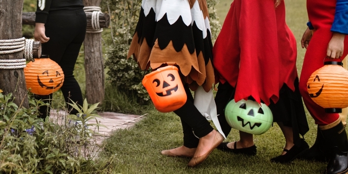 des-bonbons-ou-du-sort-tradition-fête-halloween-déguisement-costumes-enfant-citrouilles-lanterne-sorcière-halloween déguisement terrifiant pour enfant le jour de Halloween, idée lanternes Halloween à faire soi-même, photo halloween