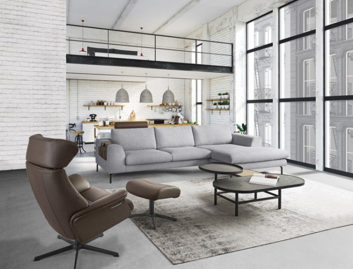 idée décoration cuisine ouverte vers salon en blanc et gris, modèle de canapé d'angle moderne de la marque Monsieur Meuble