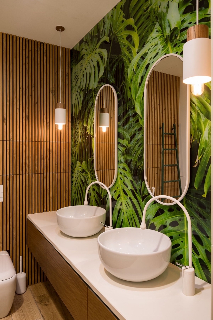 toilette deco tropicale avec papier peint trompe l'oeil à motifs feuilles monstera et lambris bois, meuble lavabo toilette bois et blanc