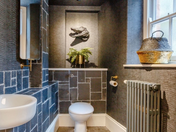 idée carrelage toilette, comment habiller les murs dans ses toilettes, décoration WC aux murs gris avec pan de mur bleu