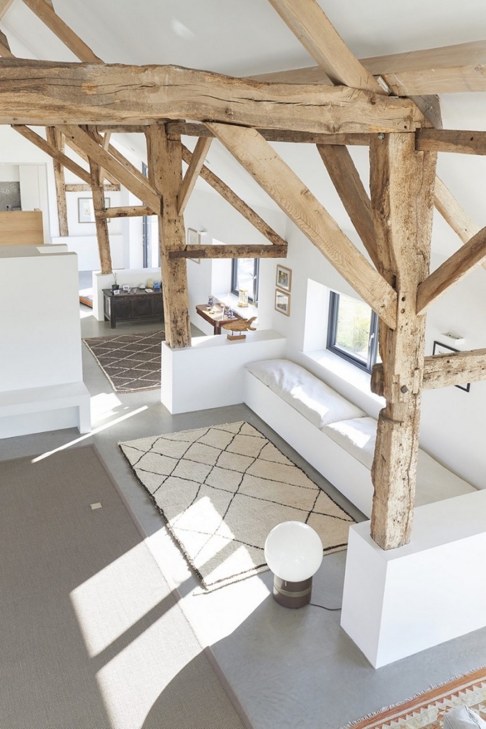 idée comment renover une maison grange de style minimaliste, déco intérieure en blanc et bois avec accents gris
