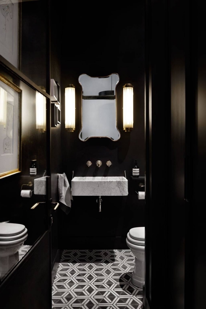 idée carrelage toilette moderne aux motifs géométriques en blanc et noir, modèle toilettes style contemporain aux murs foncés
