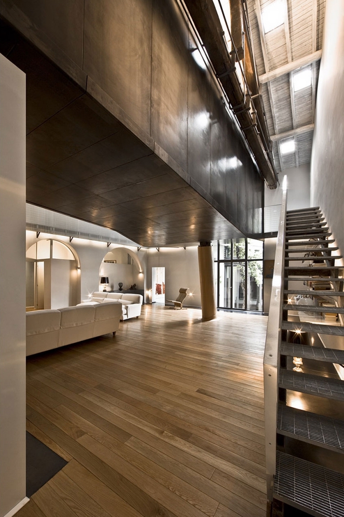 décoration loft mezzanine de style contemporain avec accents industriel, idée aménagement grange moderne