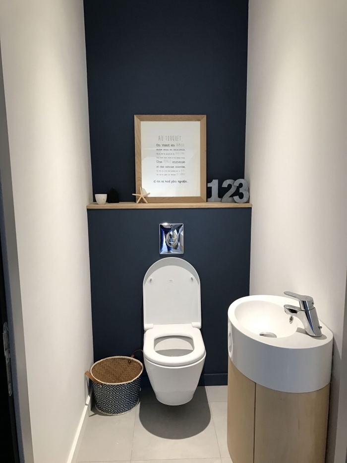 modèle de toilette moderne de style minimaliste, exemple comment décorer ses wc aux murs en blanc et bleu foncé