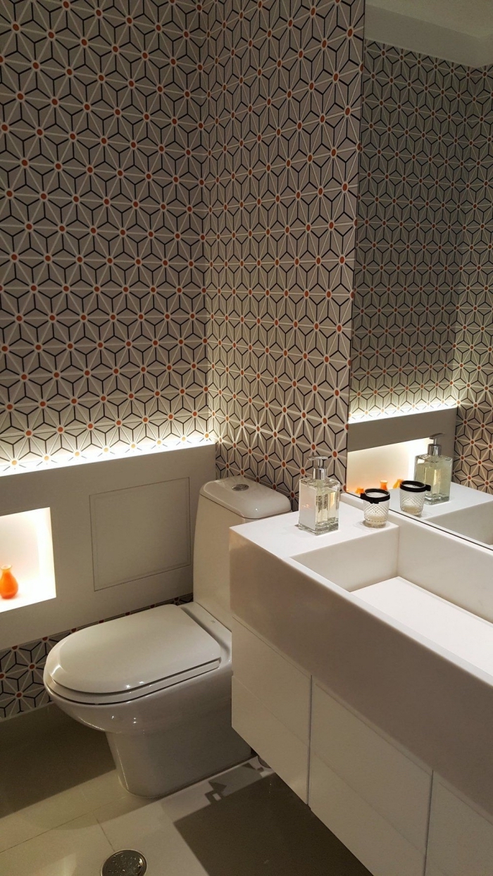 deco wc moderne aux murs habillés en papier peint couleurs neutres motifs graphiques, design toilette moderne
