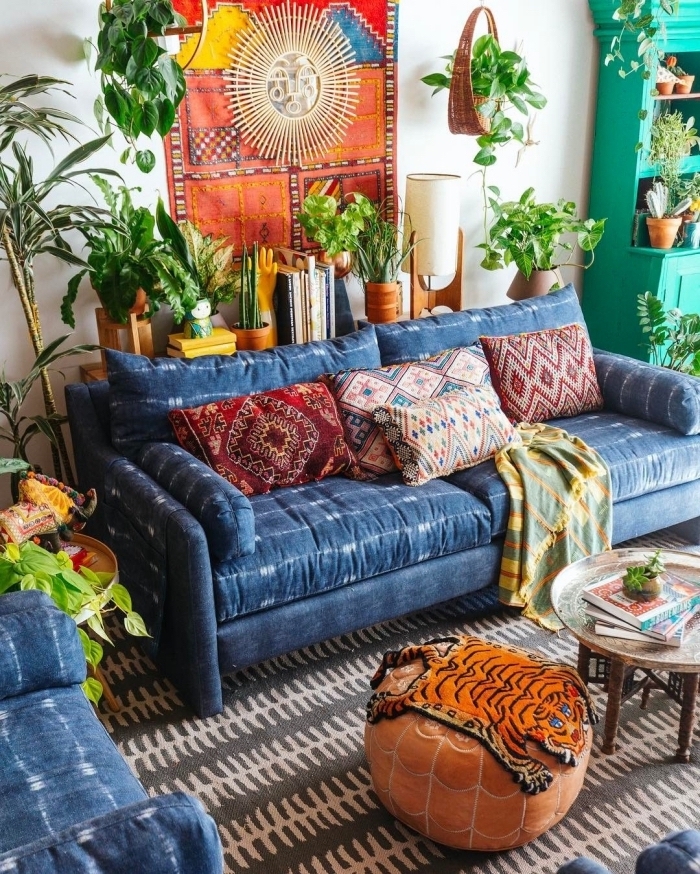 modèle de miroir soleil rotin dans un salon jungalow, idée décoration intérieur avec objets colorés et plantes d'intérieur