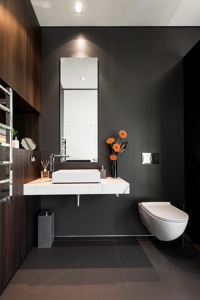 toilette deco contemporaine aux murs gris anthracite avec meuble rangement mural en bois foncé, agencement toilette avec cuvette suspendue