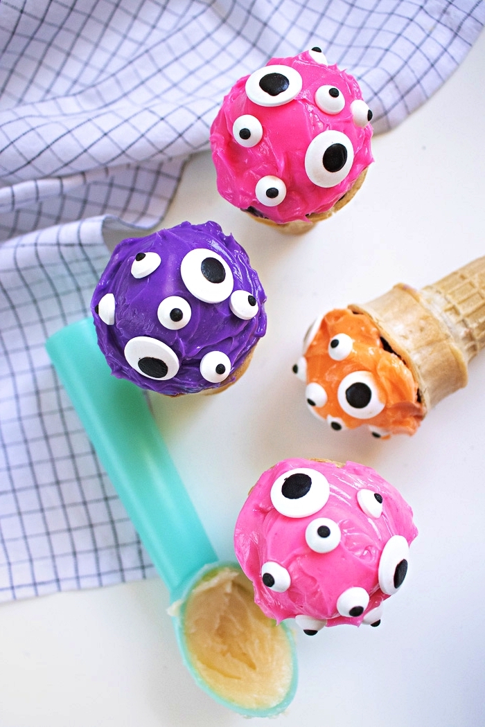 cornets de glace au glaçage coloré décoré de bonbons yeux, recettes d'apéro faciles pour halloween 