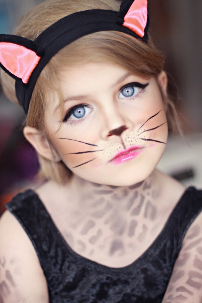 idée maquillage halloween enfant, maquillage simple enfant avec moustaches chat en eyeliner noir et rouge à lèvre rose 