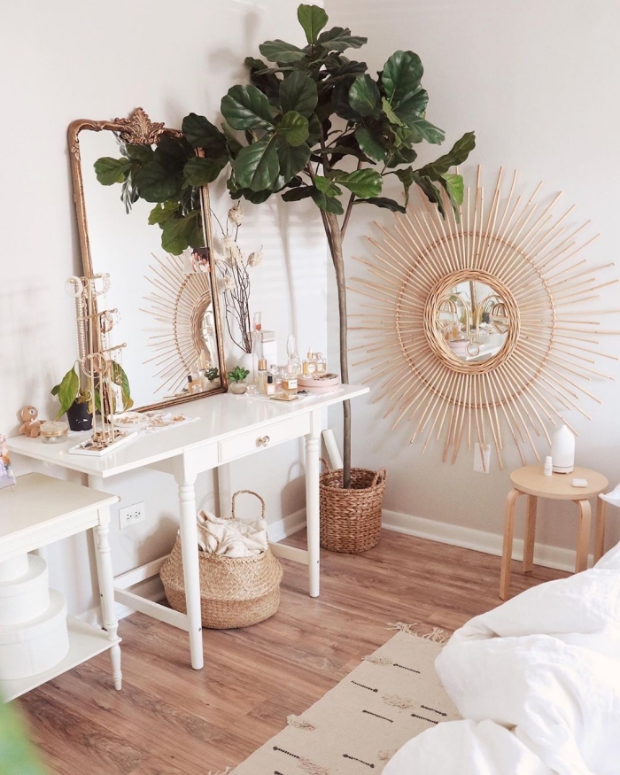 miroir decoratif en forme de soleil, aménagement chambre bohème chic au parquet bois et murs blancs avec accessoires fibre végétale