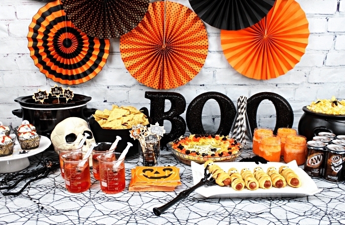 idées de recettes pour un apéro d'halloween facile, décoration de table effrayante en noir, orange et blanc