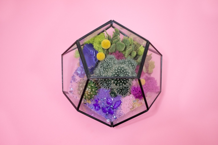 activité manuelle ado, faire un mini jardin avec faux plantes et cailloux colorés, objet décoration bureau fille DIY 